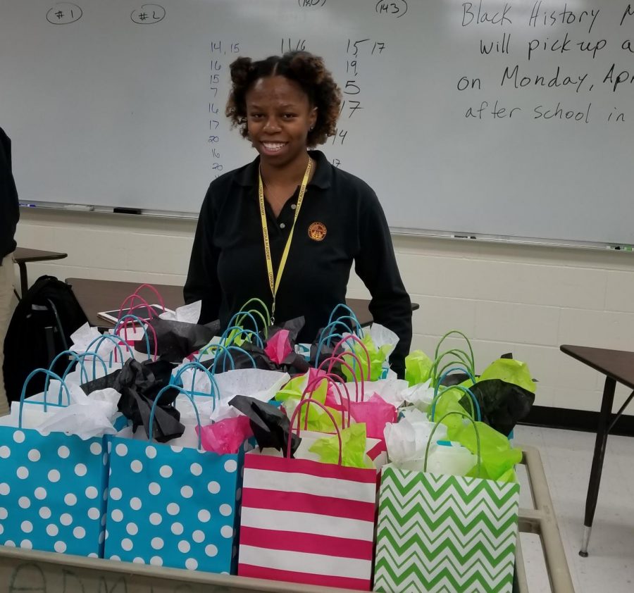 Arianna+gathered+gift+bags+to+help+others+in+her+community.+